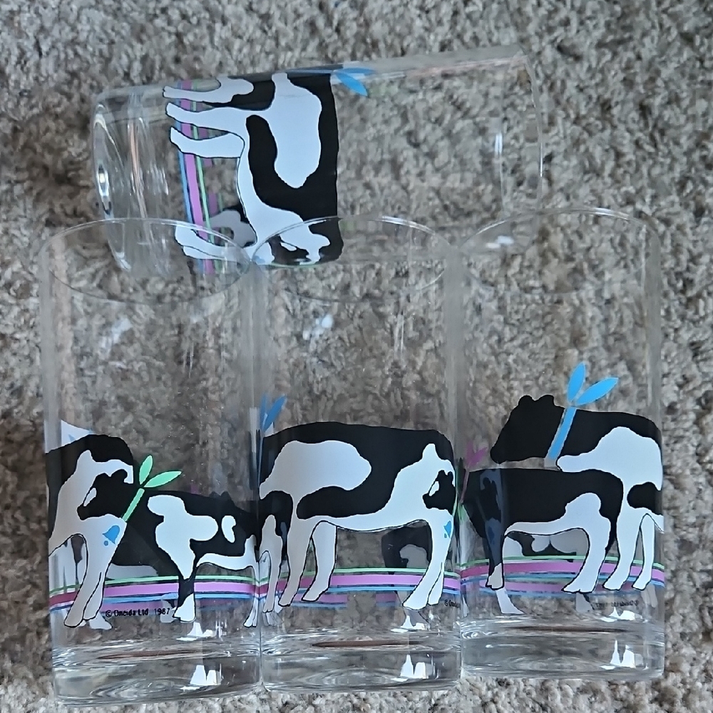 Oneida 1987 Holstein Cow Set Of 4 Black & White Cows Plastic Cups